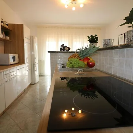 Apartment In Vrvari Mit Grossem Gemeinschaftlichem Pool *