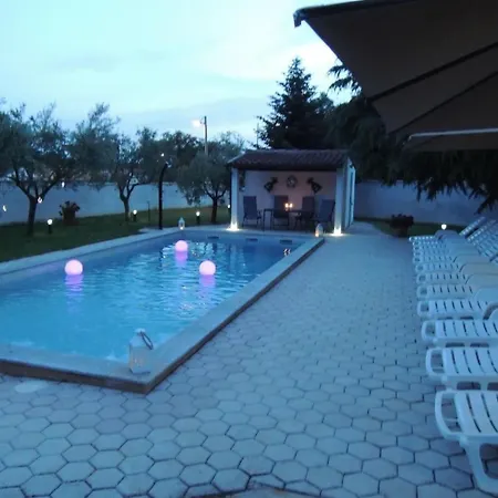 Apartment In Vrvari Mit Grossem Gemeinschaftlichem Pool Poreč