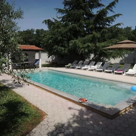 In Vrvari Mit Grossem Gemeinschaftlichem Pool Poreč