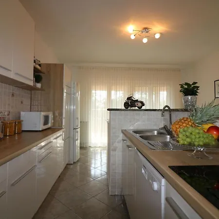 Apartment In Vrvari Mit Grossem Gemeinschaftlichem Pool *