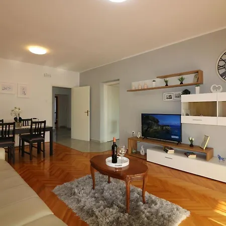 Apartment In Vrvari Mit Grossem Gemeinschaftlichem Pool *