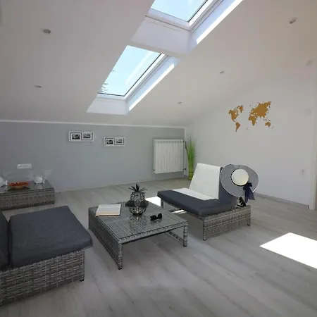 Apartment In Vrvari Mit Grossem Gemeinschaftlichem Pool Porec