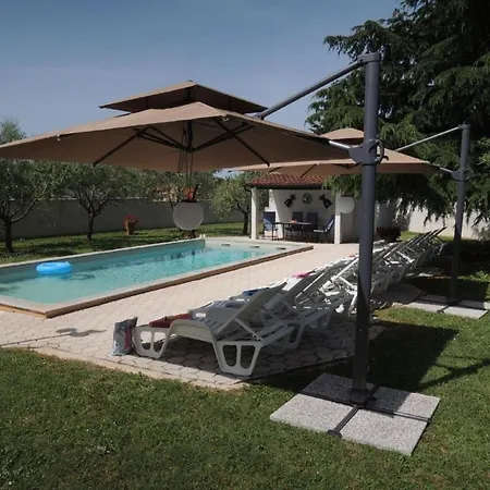 Apartment In Vrvari Mit Grossem Gemeinschaftlichem Pool Porec