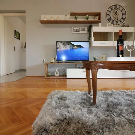 Apartment In Vrvari Mit Grossem Gemeinschaftlichem Pool *