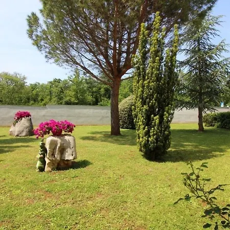 Apartment In Vrvari Mit Grossem Gemeinschaftlichem Pool *